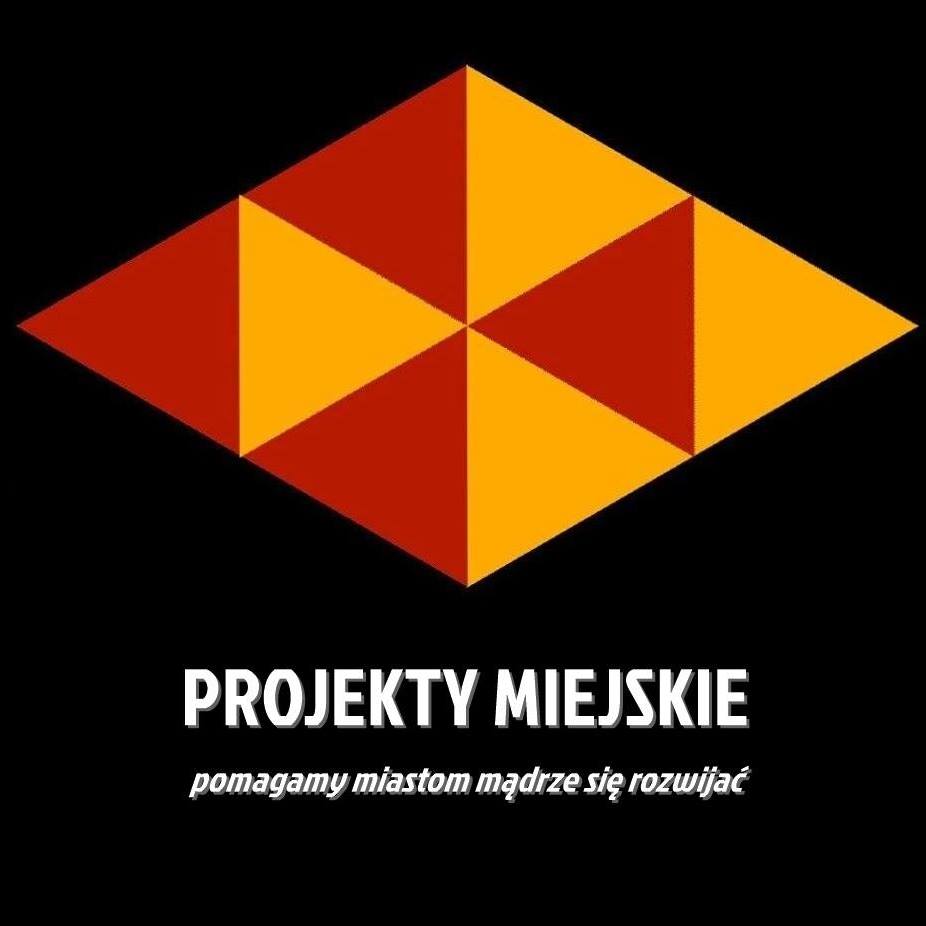 Logo przestawiające umiejscowiony na czarnym tle 4 trójkąty pomarańczowe i czerwone, a pod nimi napis Projekty miejskie